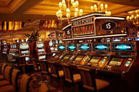 Permainan live dealer Dragon Tiger dengan dealer dan tampilan kartu